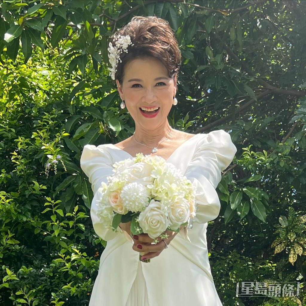 黎燕珊是首届香港亚洲小姐竞选冠军。