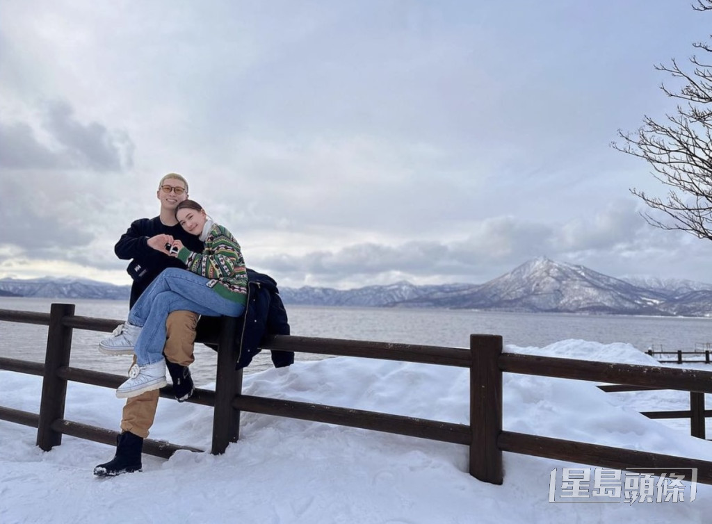 最近二人到北海道，在雪地上享受浪漫，还在社交网上放闪。  ​