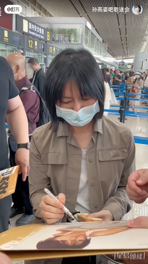 樂意停下為歌迷簽名。