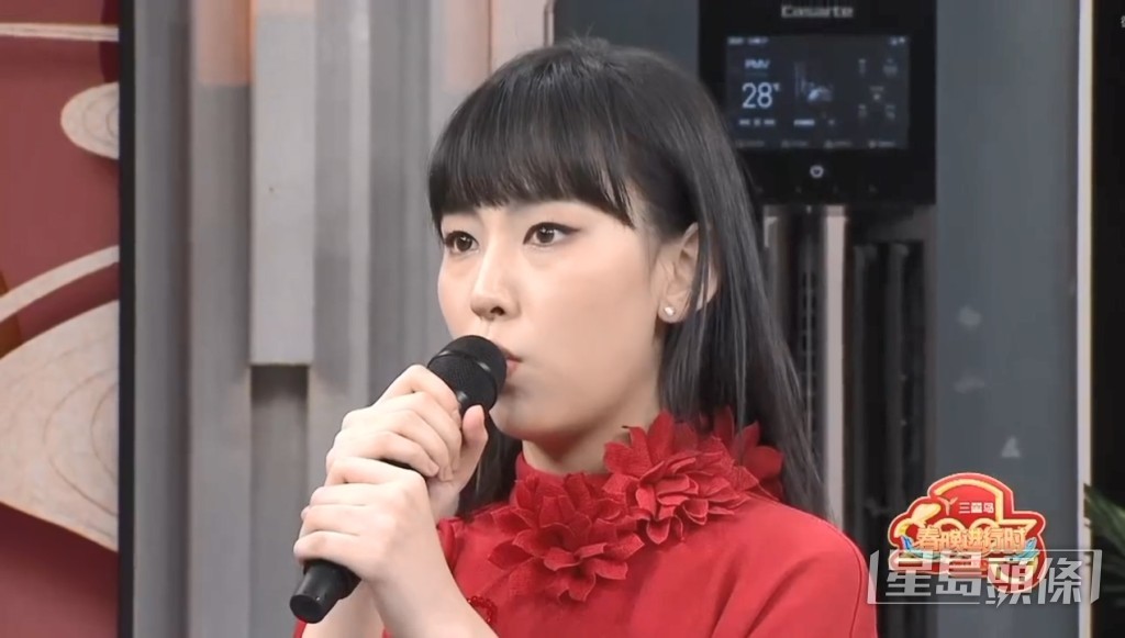 炎明熹受訪勁緊張,全程雙手握咪,而且似乎握得好實。