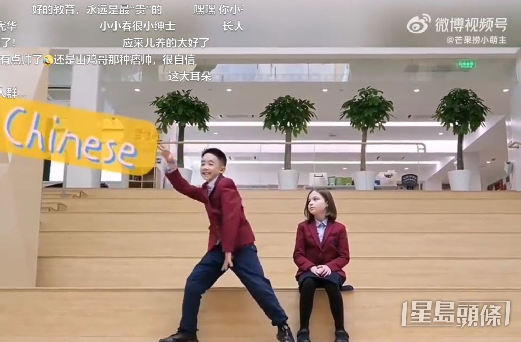 開始展露表演細胞。