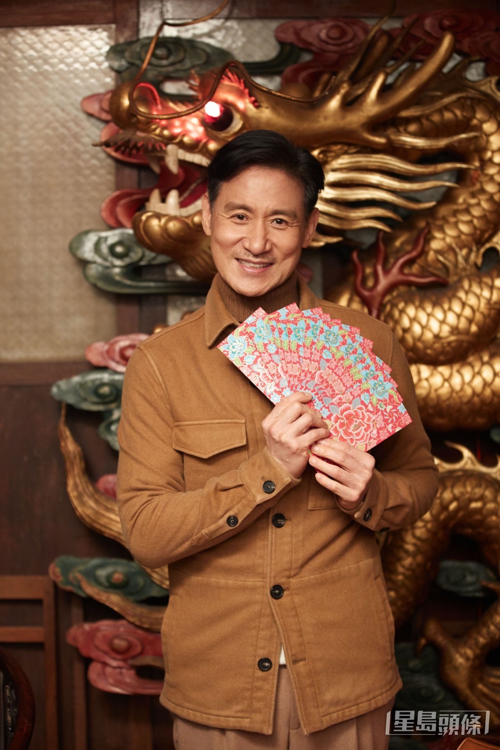 今年學友留港渡歲大派利是。