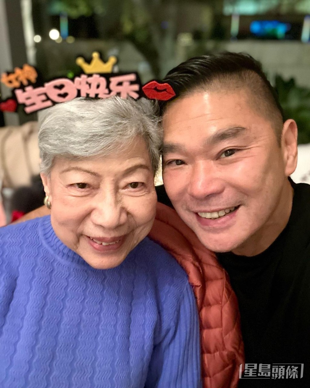 罗兰姐带住“女神生日快乐”头饰好Cute。