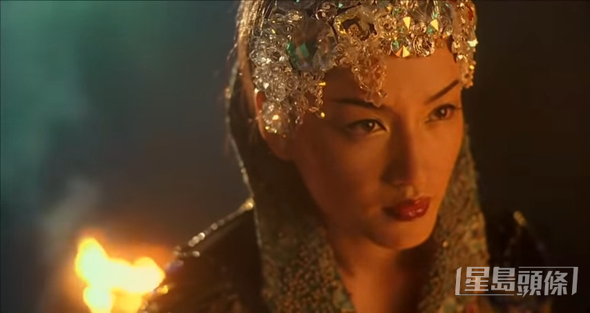 瞿颖在电影《千机变II之花都大战》饰演女帝“雅歌／雅婷”。