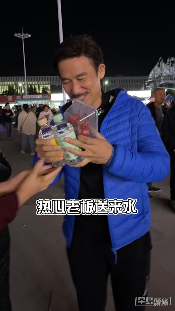 不少檔主都為他送上蕃茄、樽裝水等。