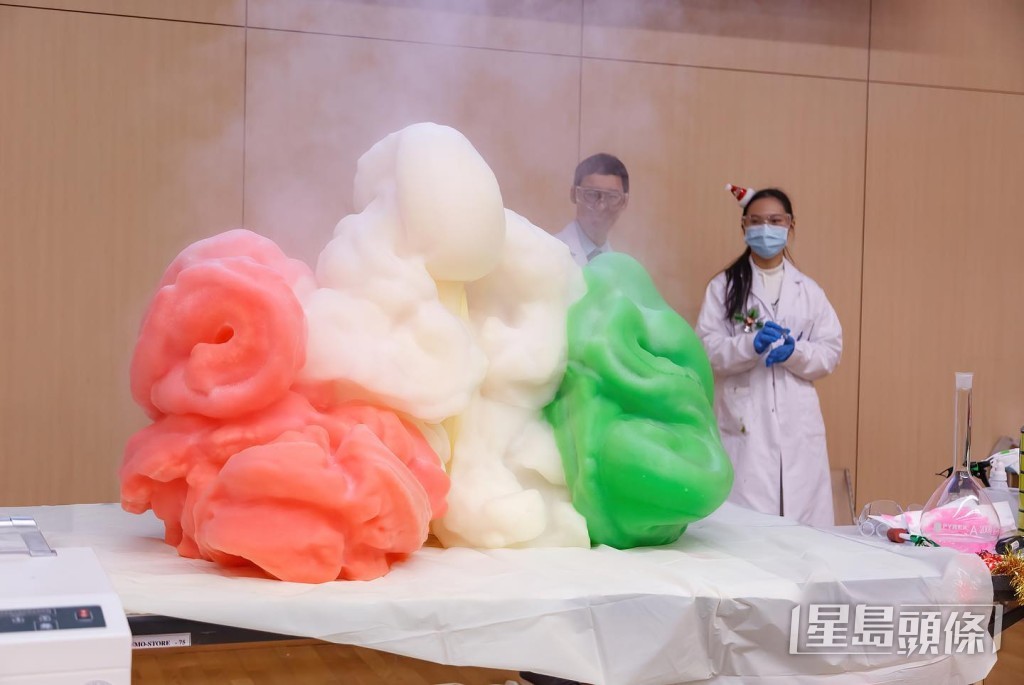 除了於科技大學任職化學系理學教育助理教授及化學系講師，「火博士」近年亦不時作客不同節目，又會接受各大傳媒訪問以及到不同中小學出席講座及教學，形象正面。（受訪者提供圖片）
