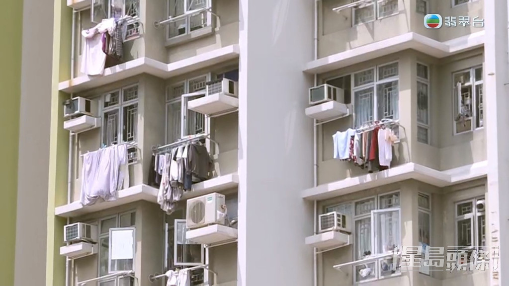 不少住戶都會將衣物掛出窗外晾乾。