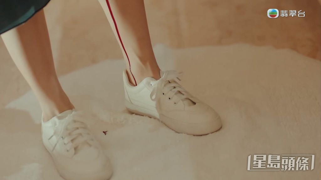 镜头更拍出“KK”陈星妤经血直流到小腿的画面。