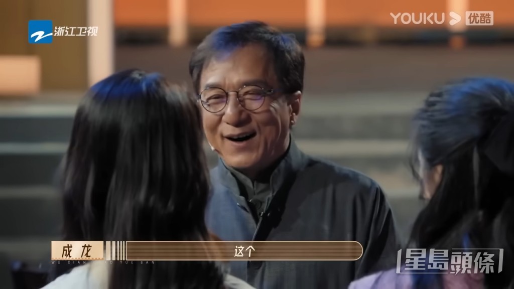 成龍下台與學員們逐一握手，與兒子房祖名舊愛薛凱琪面對面時，更笑笑口說了一句：「這個……不太熟。」