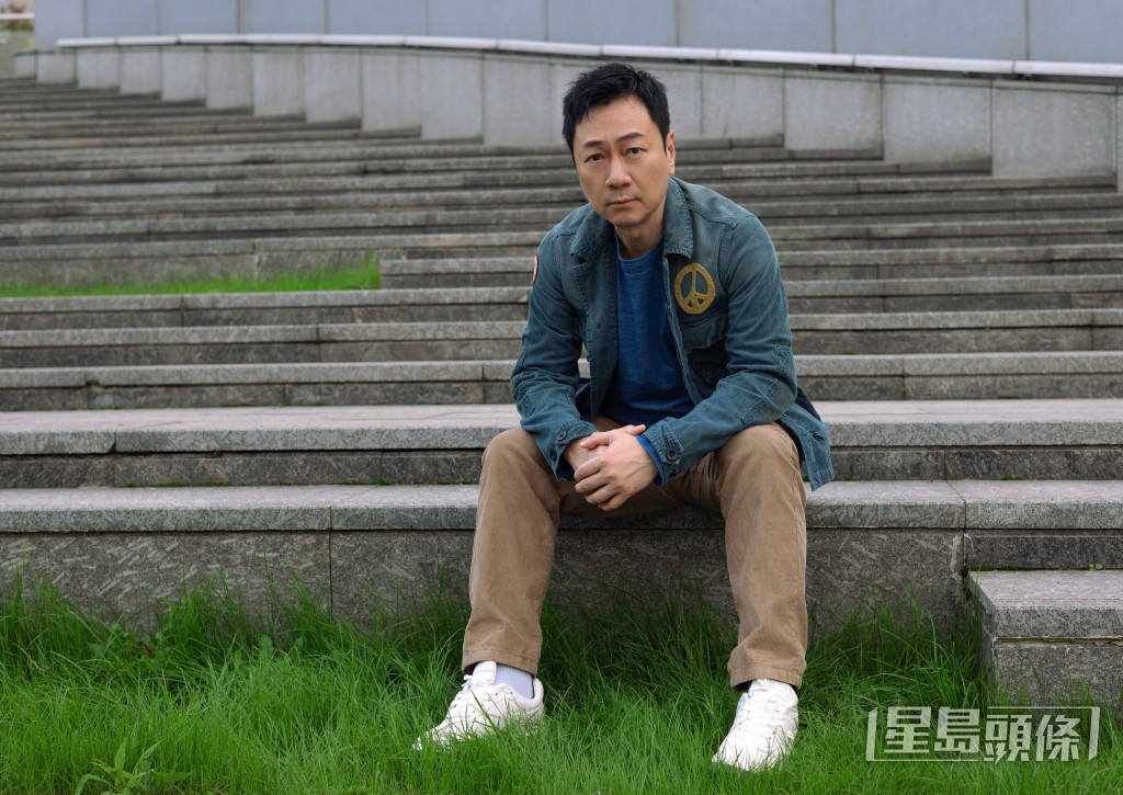 黎耀祥为人内向，老婆担心他年老丧偶会好孤独，所以批准佢行先。