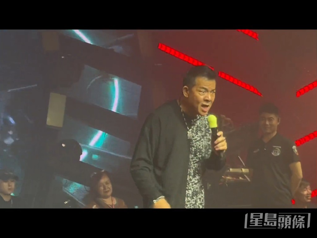 片中吳毅將忽然挑釁台下觀眾。