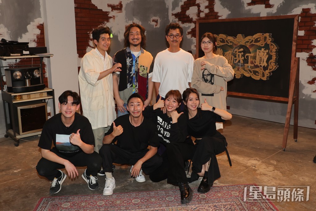 豪哥為了加快認識學員超酸（下右二）、阿杰（下右一）、米奇（上右一）、Edwin（下左二）、何求（上左一）及Wade（下左一），出動到偷聽這一招。