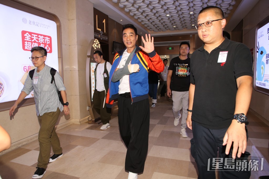 當時有不少保安包圍，以策安全。