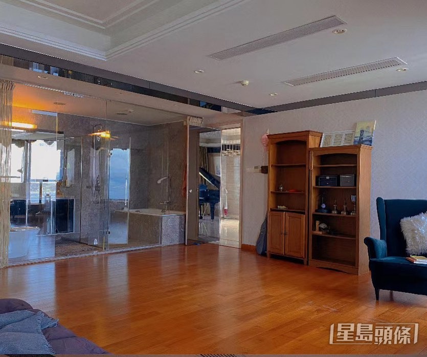 客廳旁邊的浴室更採用透明落地大玻璃，即使浸浴也能望靚景。