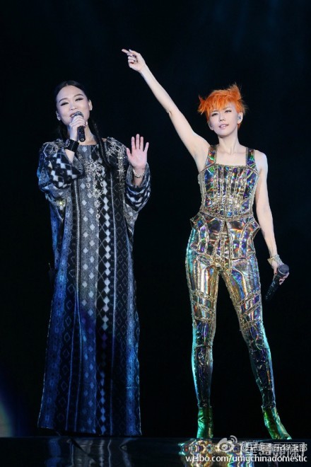 2014年,許美靜(左)閃現台北小巨蛋,為孫燕姿的《孫燕姿2014克卜勒世界巡迴演唱會》擔任嘉賓。