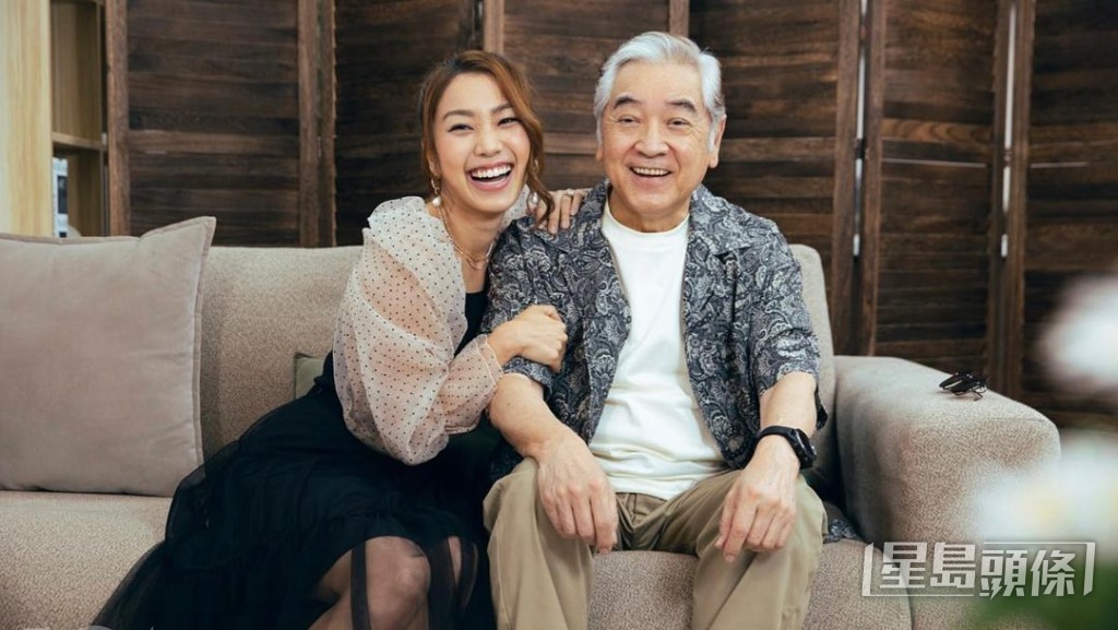 秦沛與女兒一同演出。