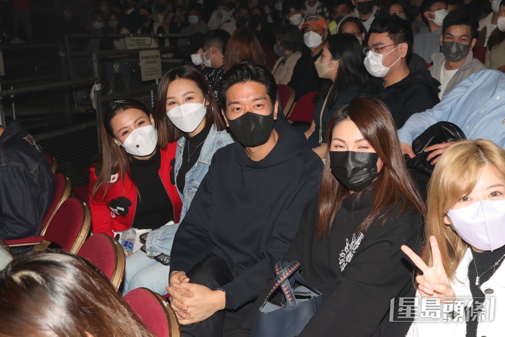 黎诺懿与太太、高海宁等人到场欣赏。