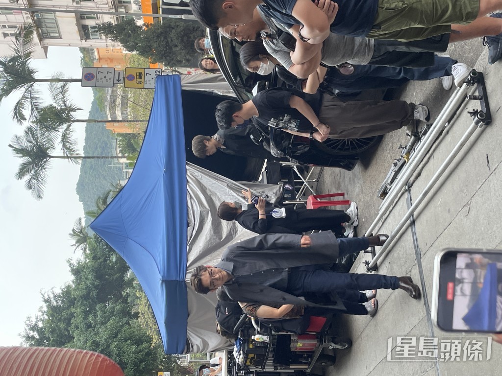 記者問Edan對明晚爭奪金像獎的信心，但他沒回應，聽到粉絲叫，即回頭揮手。
