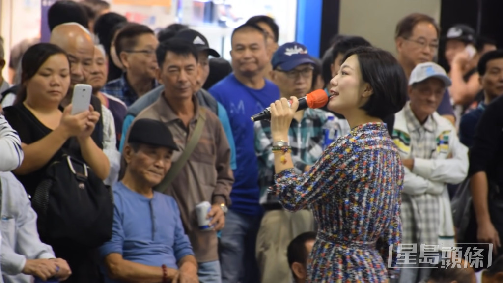 2017年，移居香港的龍婷認識了有「旺角羅文」之稱的梁志源，並獲邀加入「旺角羅文歌舞團」，從此開始在旺角西洋菜街行人專用區公開演出，以獻唱擅長的鄧麗君和王菲歌曲受到關注。