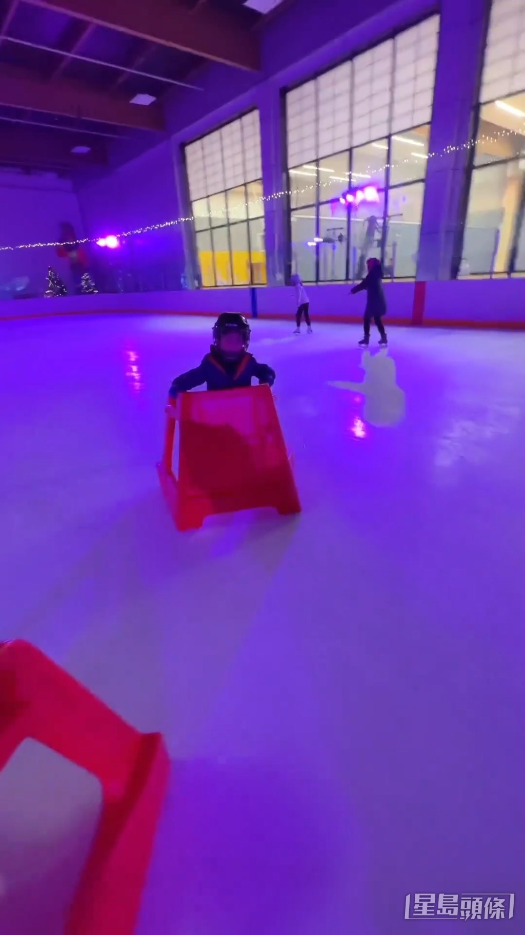 兩姊弟溜得好開心。