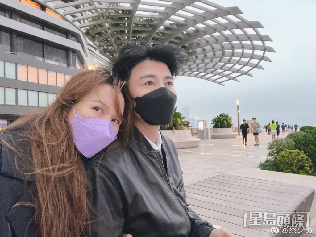 二人坐低打個卡。