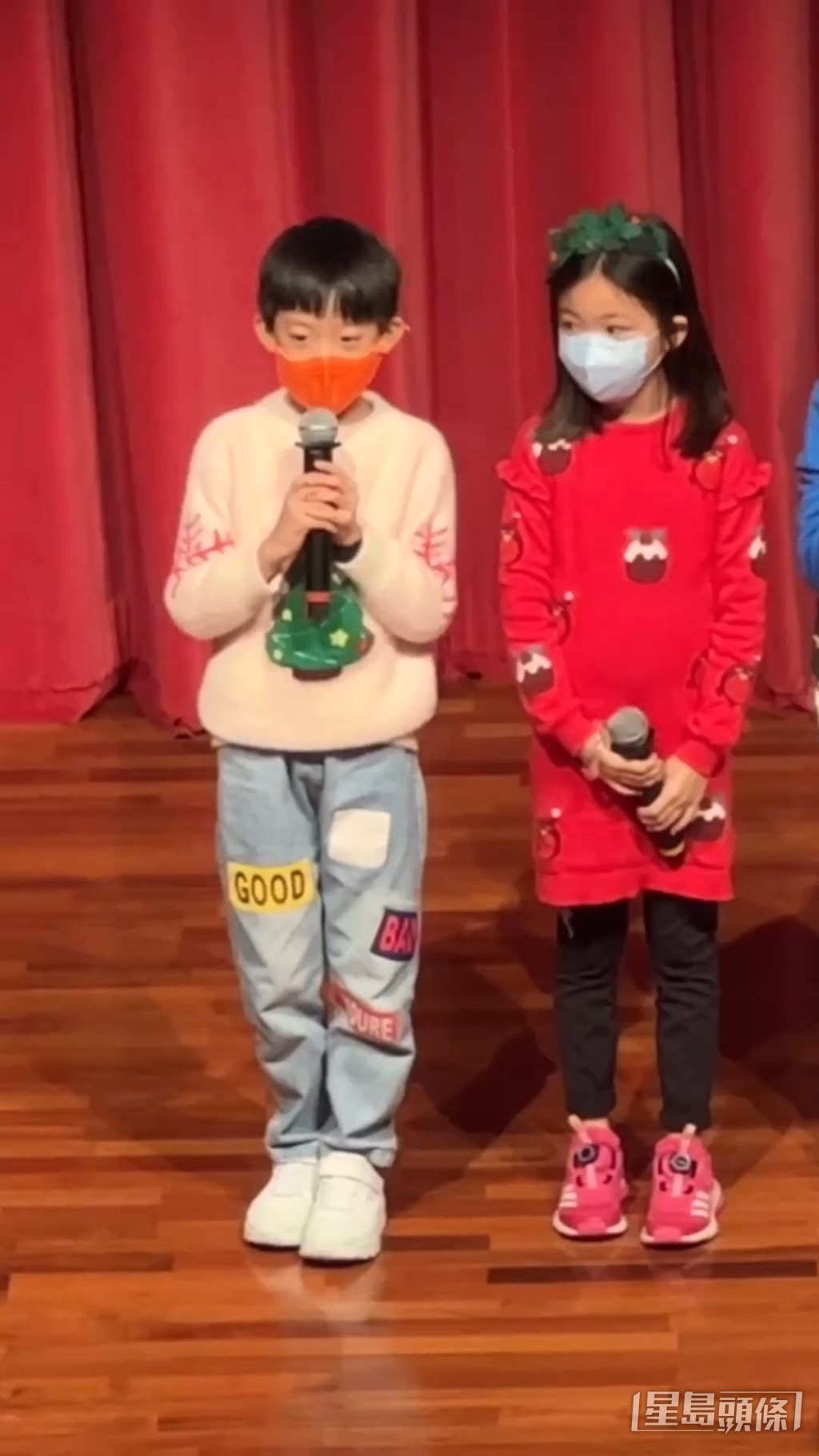7歲細仔洪竟琋(JT)同樣有份上台表演唱英文歌。