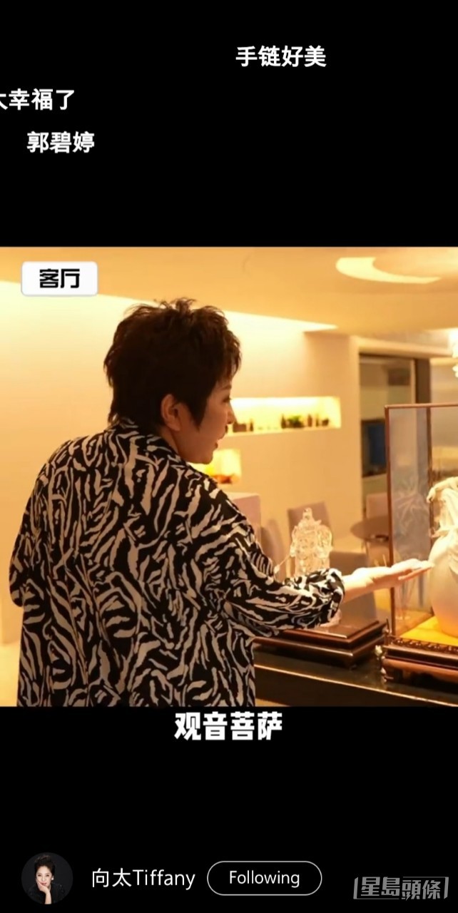 一入屋就是一個超大客廳。