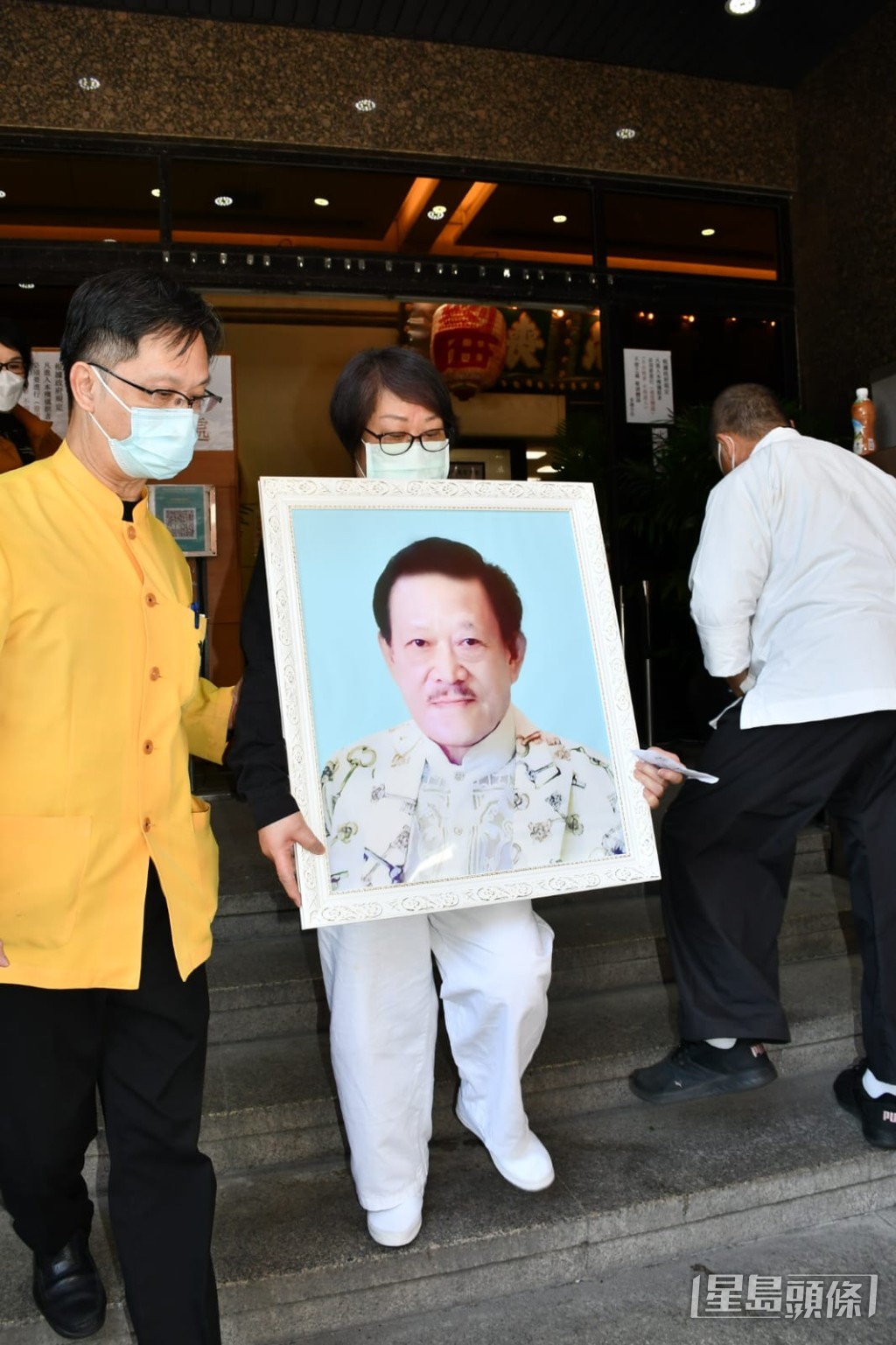 當日由大房大女手持本叔遺照,但大房太太沒有同本叔註冊結婚。