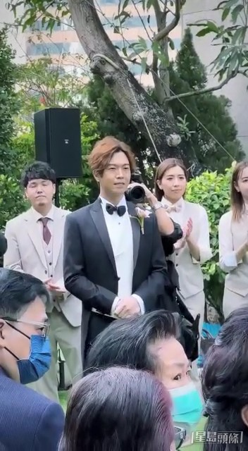 睇吓新郎哥個樣幾緊張。