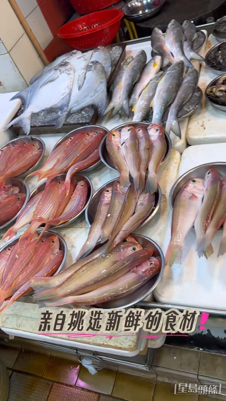 親自挑選新鮮的食材。
