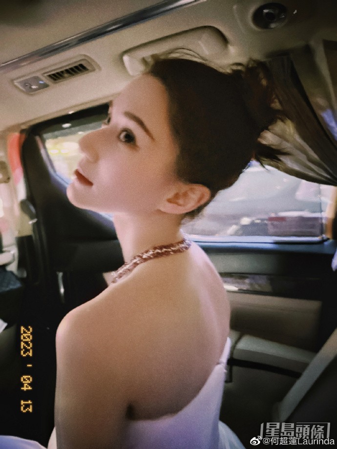 何超蓮露出白滑背部。