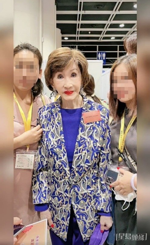 鄭明明被美容業界人士集郵,已經年近80的她竟然冇乜皺紋。