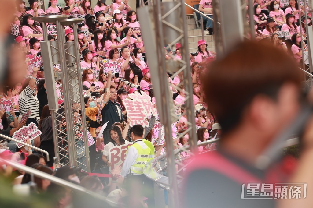 萬綠叢中一點紅,都有陳慧琳fans!