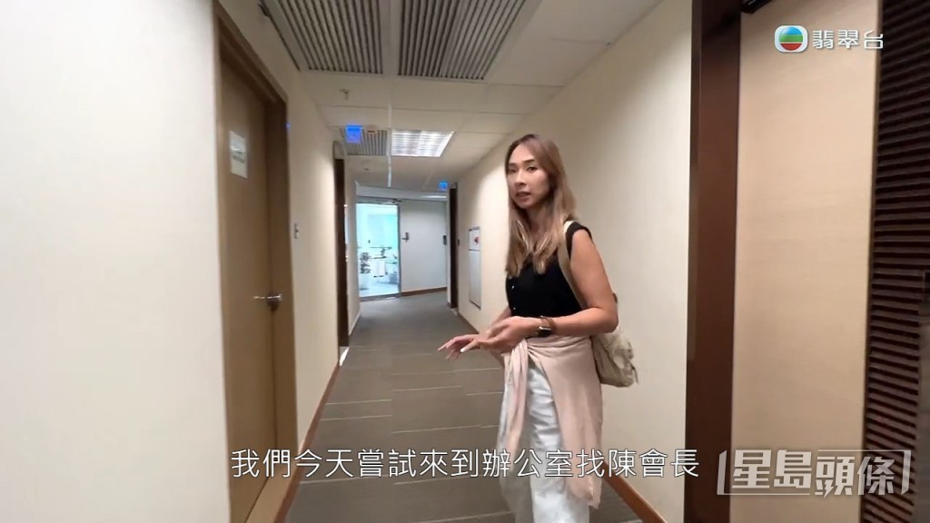不過李旻芳上門着黑色小背心,令網民即刻醒神返。