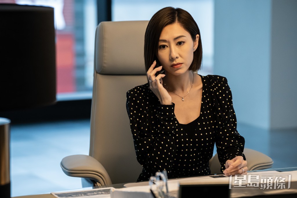 胡定欣則是氣場十足的商界女強人。