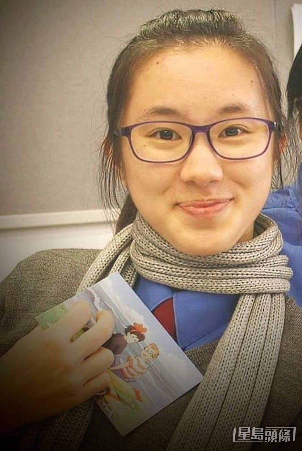 近日網上流出一張袁思行讀中學時的四眼妹相。