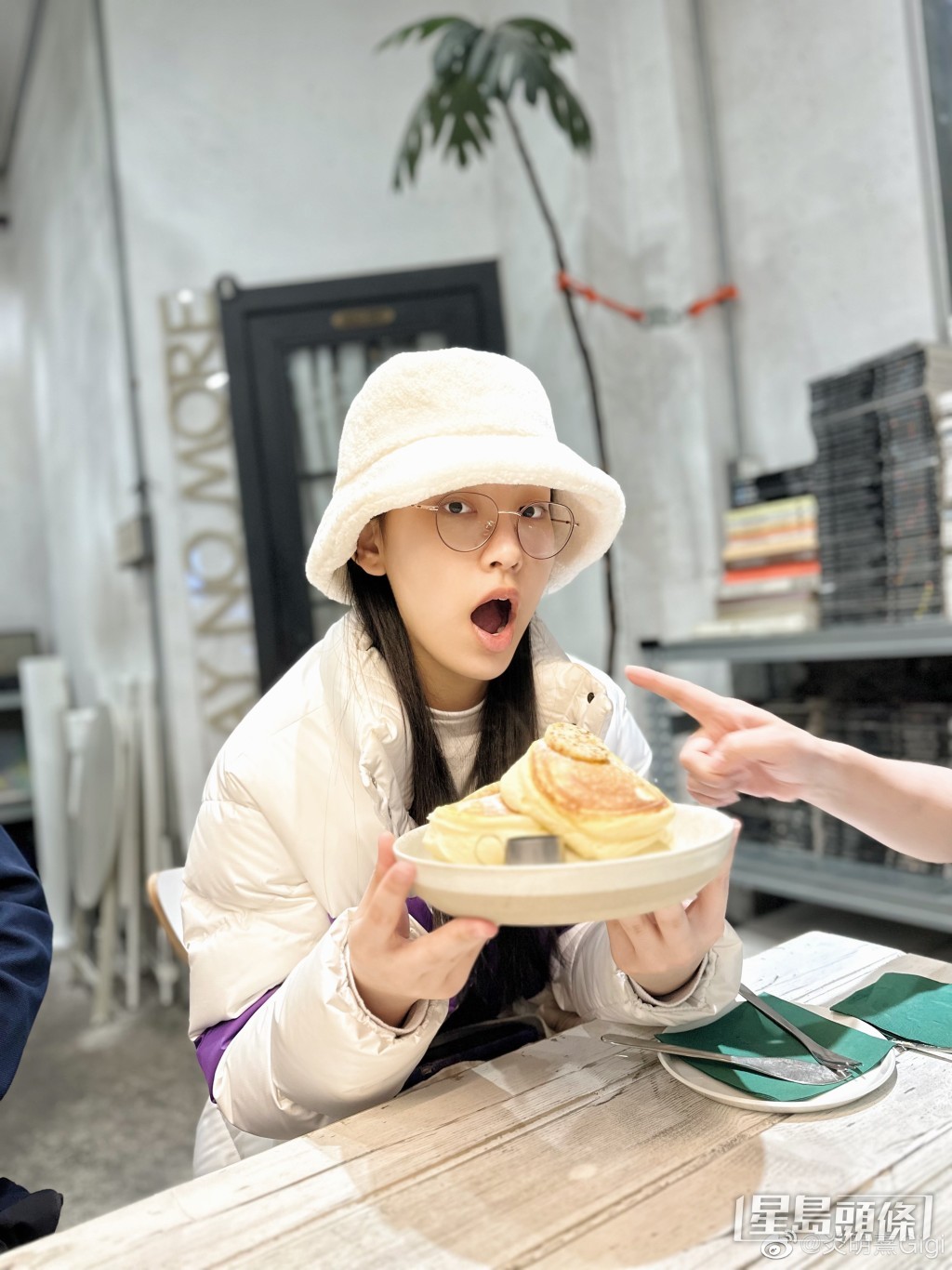 炎明熹最近在內地錄影,順道嘆美食兼探親。