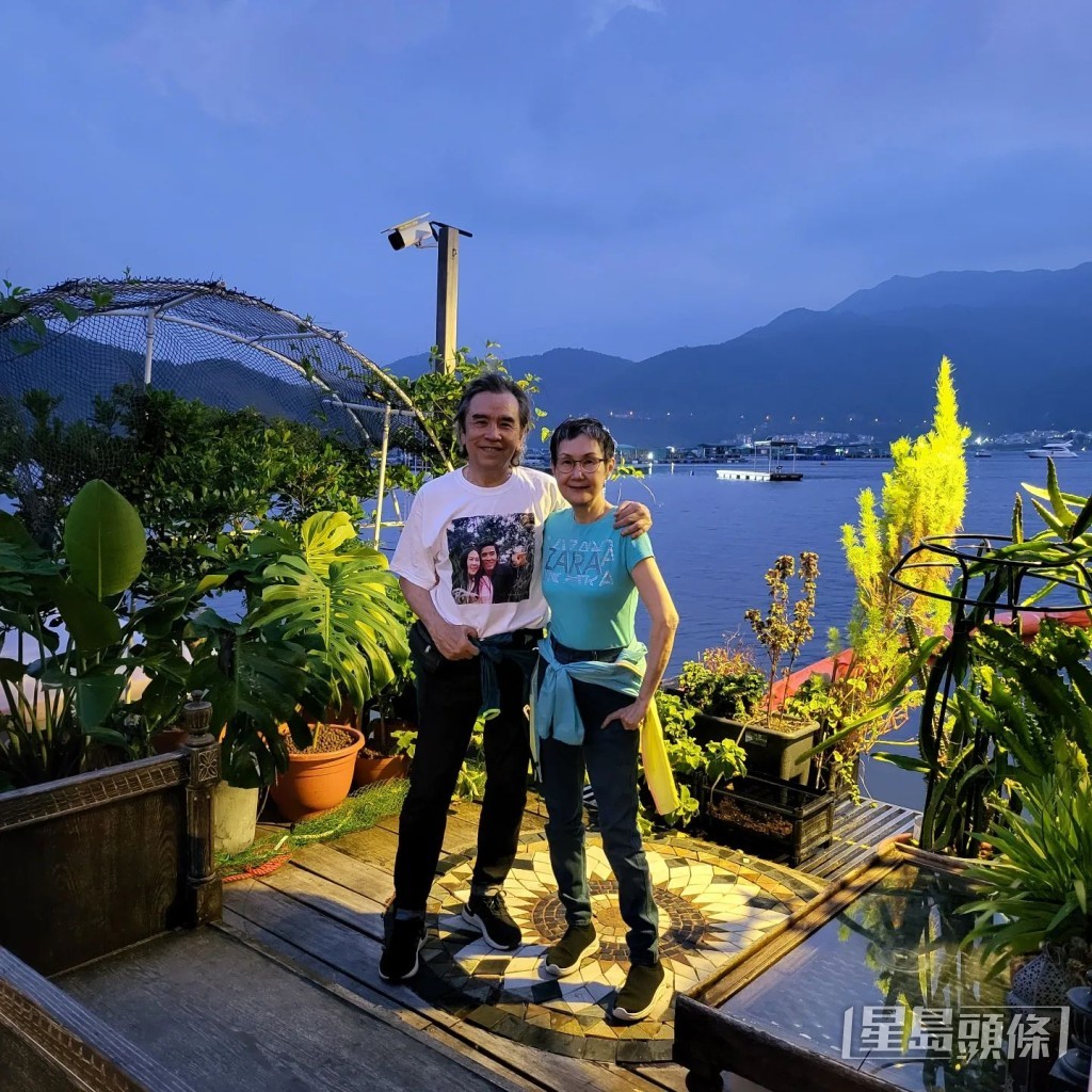 成日两公婆齐齐周围去。