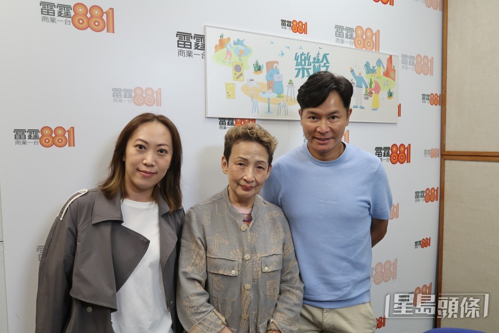 郭晉安與節目主持馮素波及何飛鳳（左）合照。
