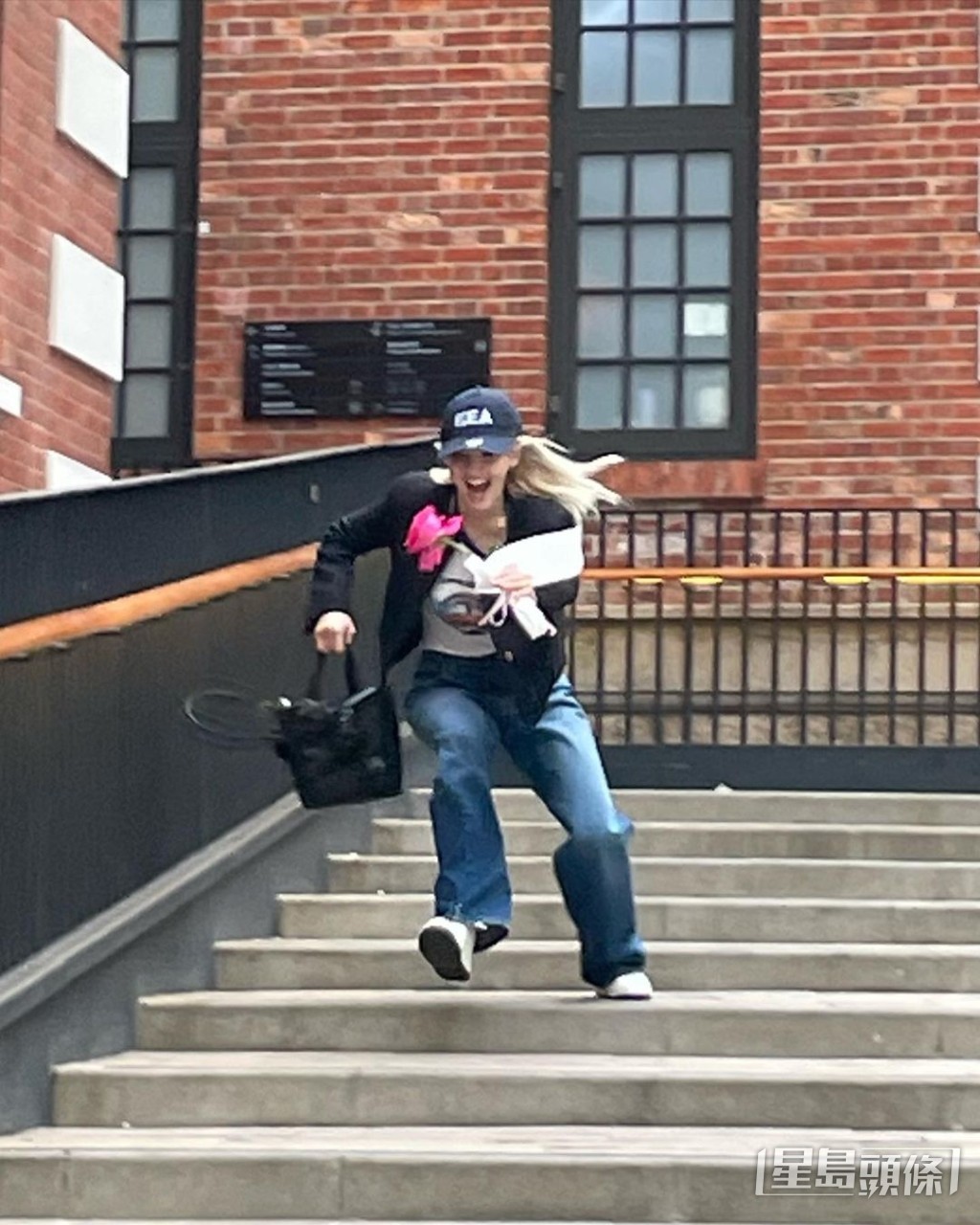 Somi到中环大馆影相打卡。