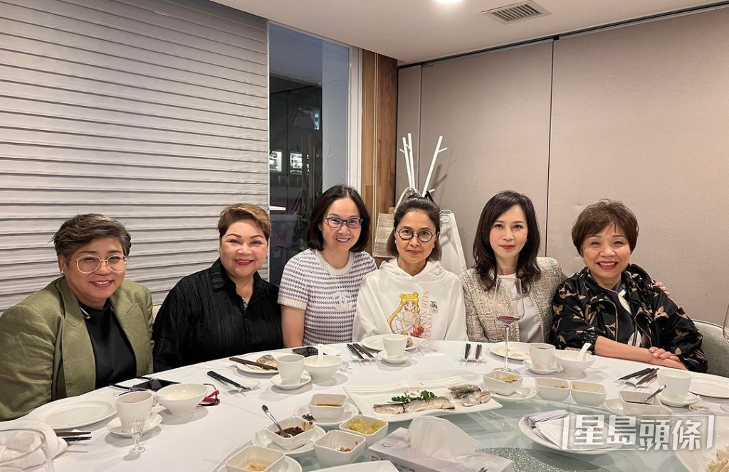 60歲顧紀筠(右二)保養得宜,比身旁58歲邵美琪(右三)睇落更年輕。