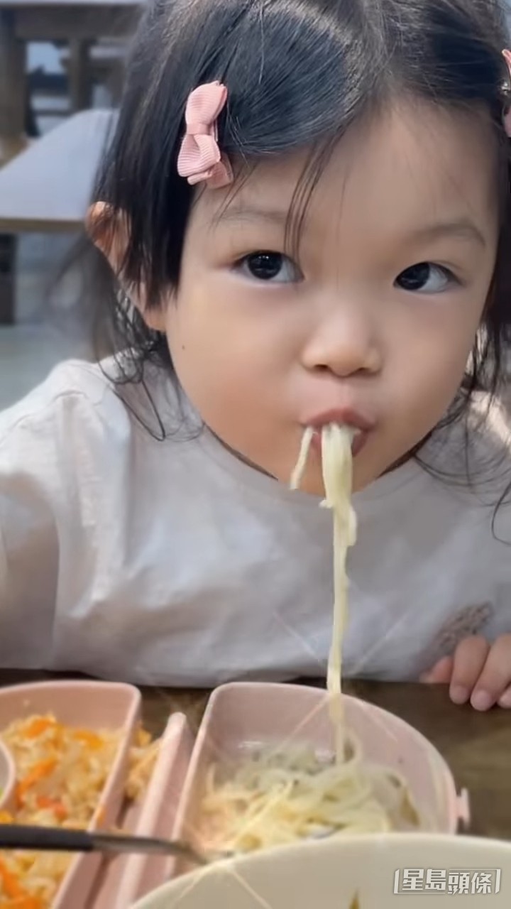 陳展鵬分享愛女萌爆食相。