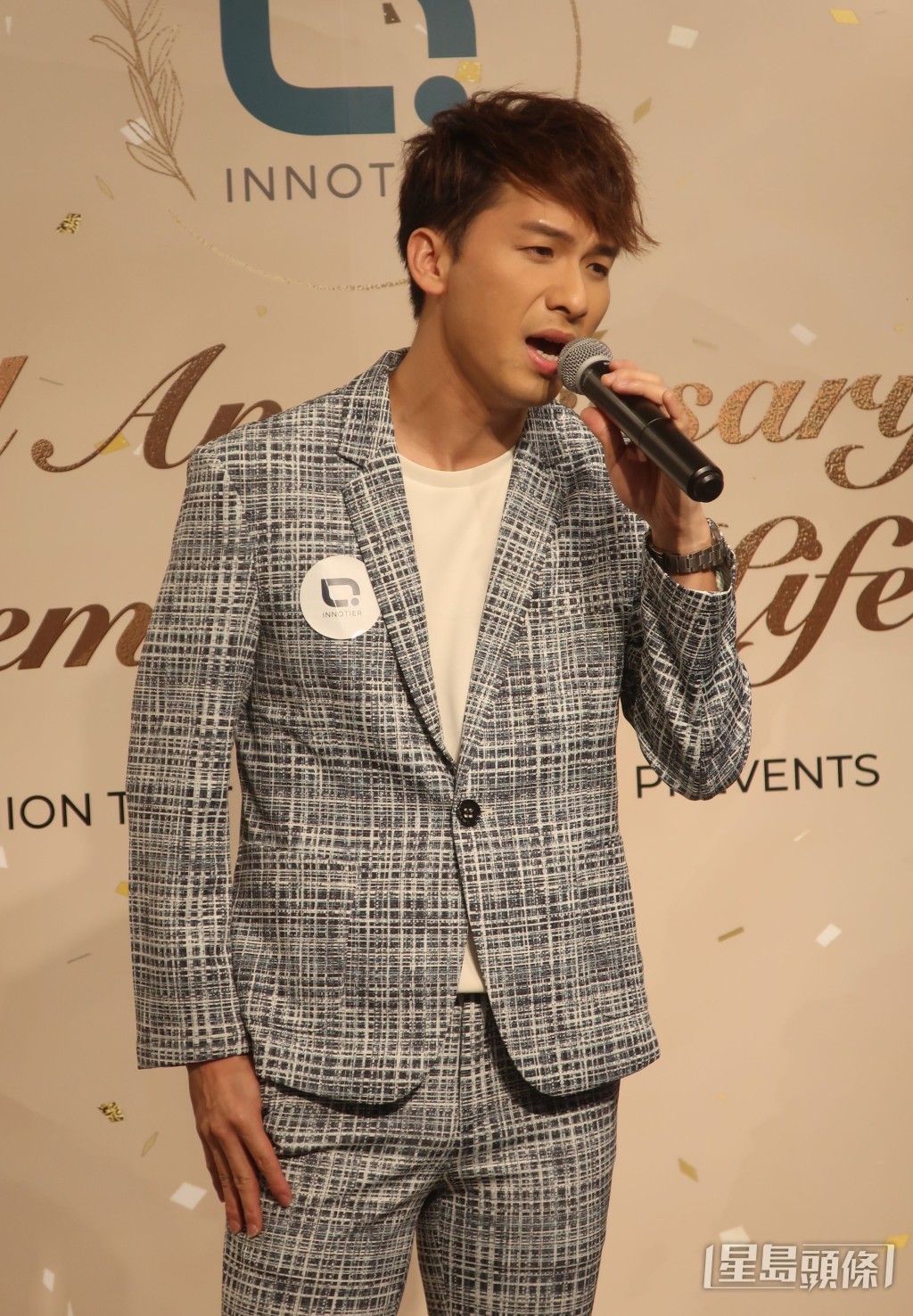 吉吉落力地唱。