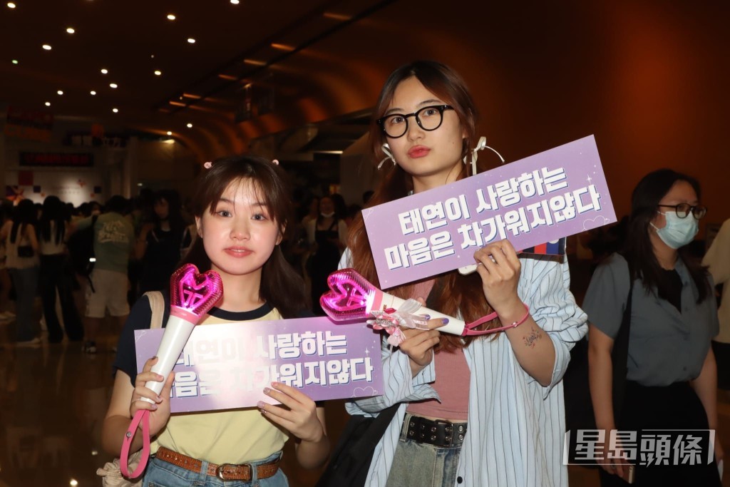 泰妍指香港的香蕉很好吃,所以昨晚就特別攜蕉上台,逗得台下fans笑不攏嘴。