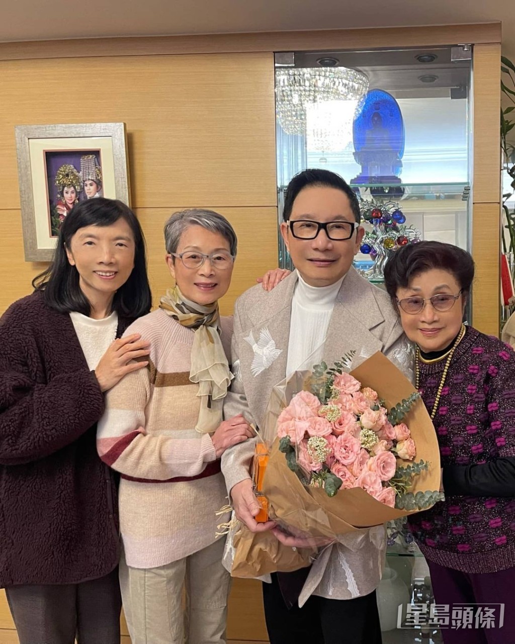 劉培基獲贈鮮花慶生。