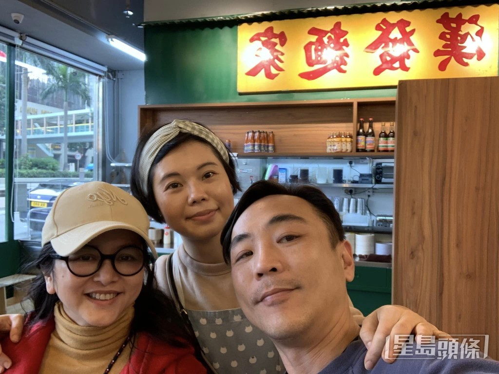 葉蘊儀最近現身灣仔一間麵店,見她雖然打扮悠閒,但年屆半百的她依然保養得宜,keep住童顏。