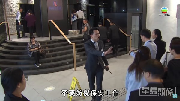 以往「接龍集團」大廈大堂在D2 Place取景。(電視截圖)