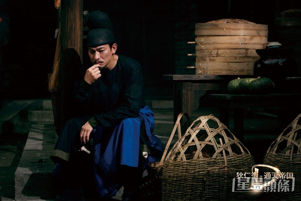 劉德華親身上陣拍隔空攀爬戲份,不小心撞到下巴,導致血流不止。