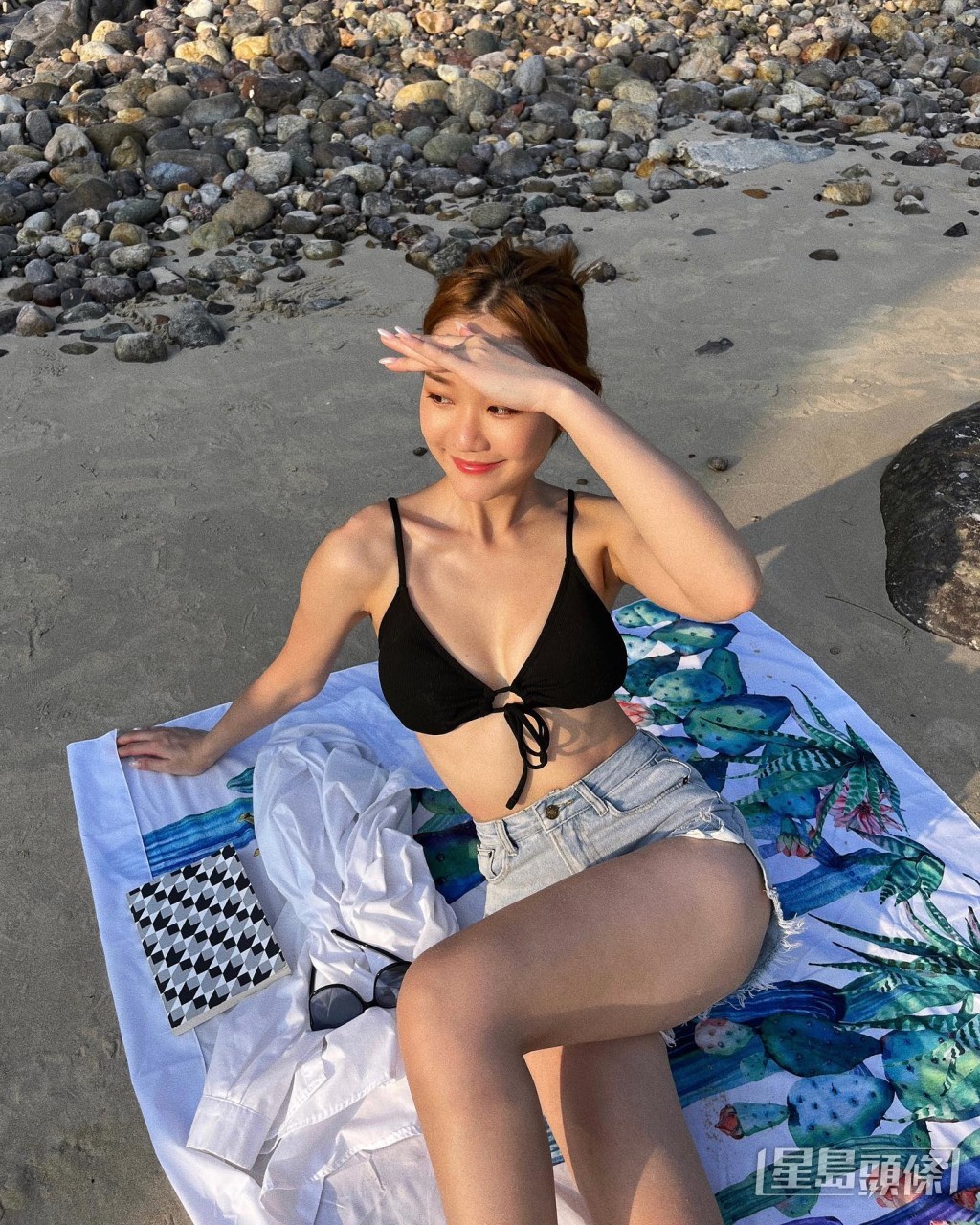 叶靖仪到沙滩欣赏日落美景。