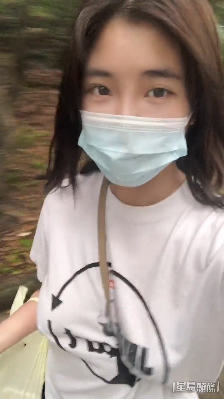 試過真空上陣着白Tee出街,途中更還上大雨。